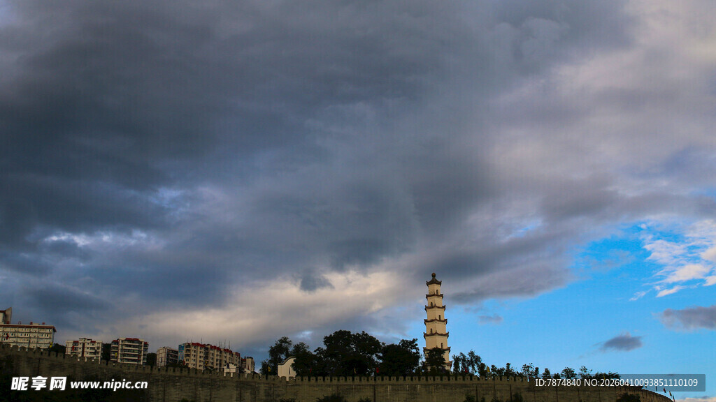 乌云下的高耸建筑