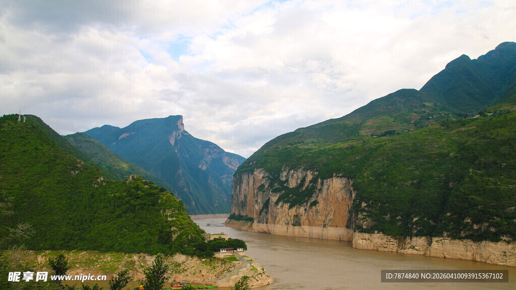壮丽山河间的蜿蜒河流