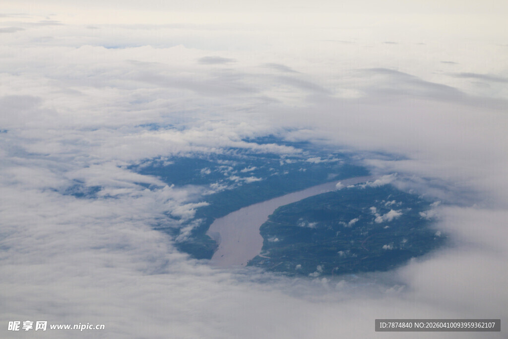 高空俯瞰云海中的蜿蜒河流