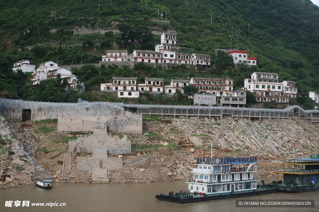 江边依山建筑群与船只