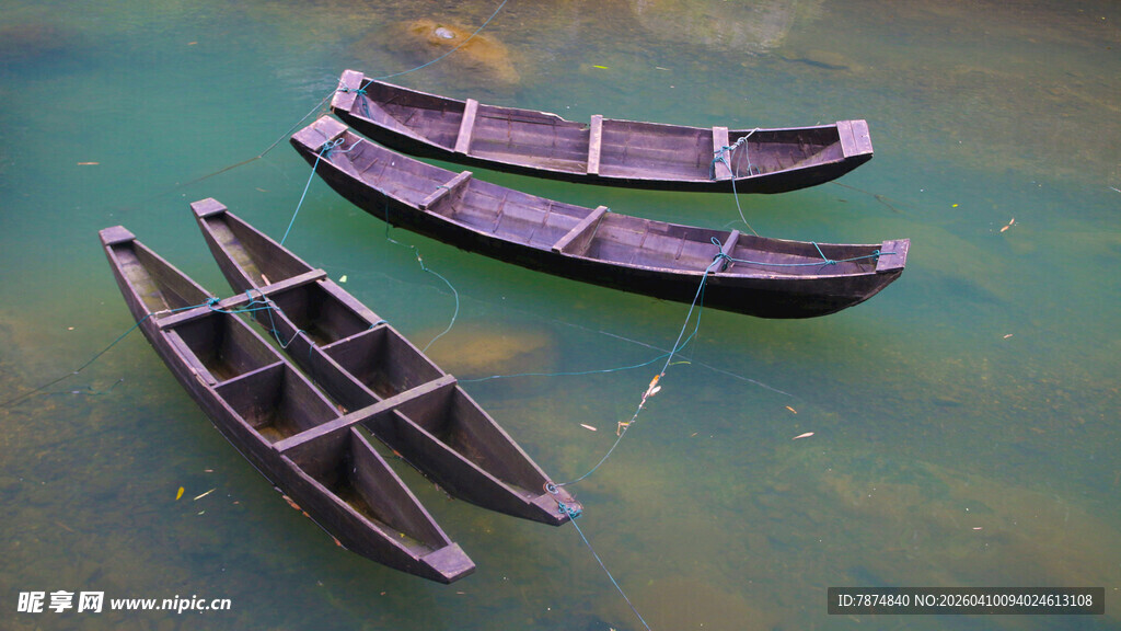 水面上的几艘古朴小船