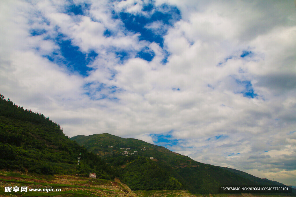 蓝天白云下的青山美景