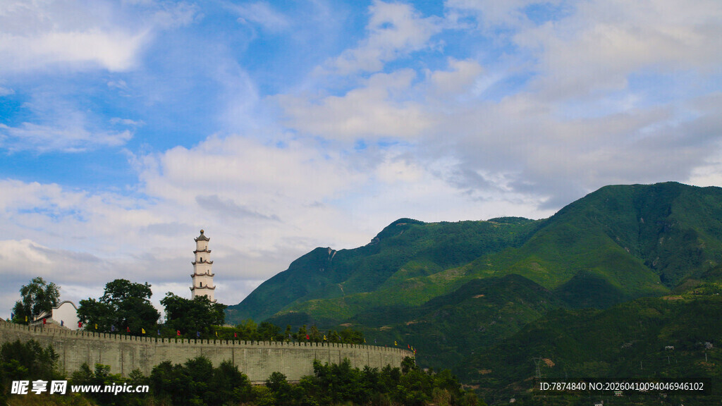 山间灯塔 蓝天白云相伴