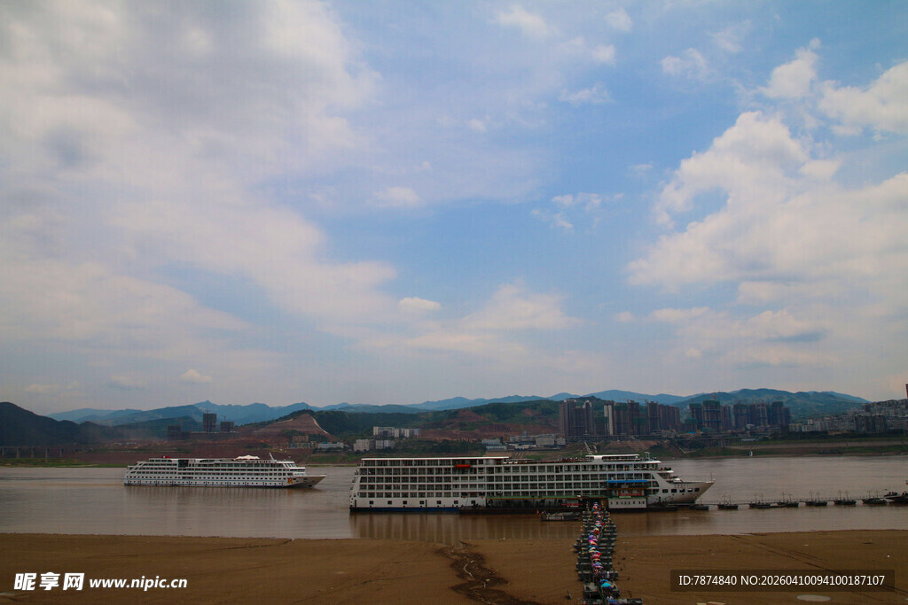 江边城市风光美景