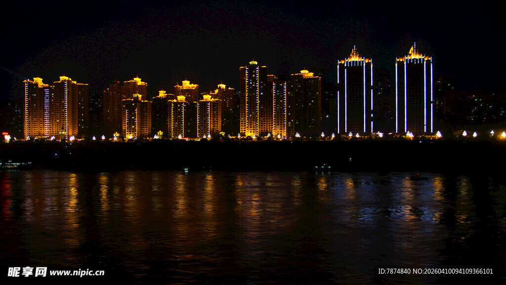 城市夜景下的璀璨河畔风光