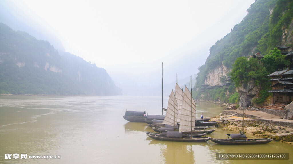 长江江畔古朴船只风景