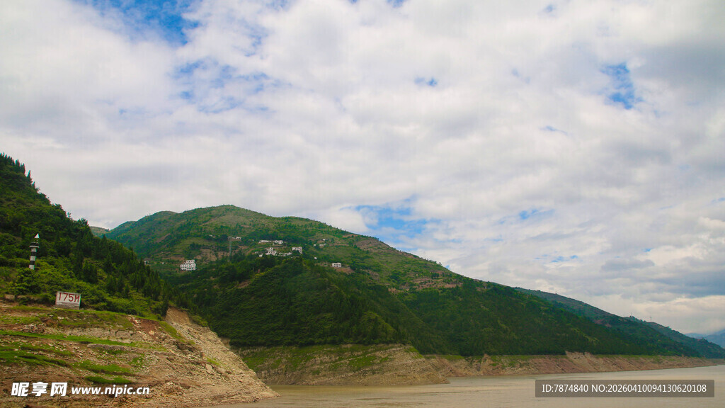 青山绿水间的壮阔江景