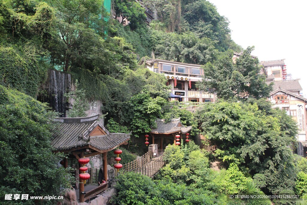 山间古建隐于葱郁绿意中