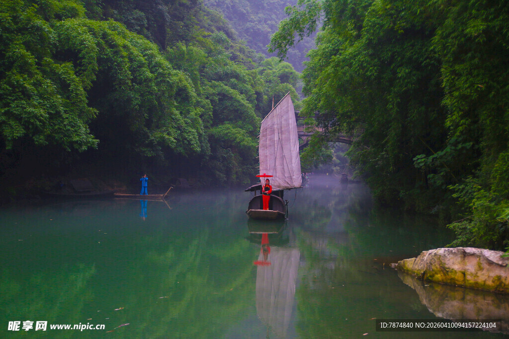 青山绿水间的泛舟美景