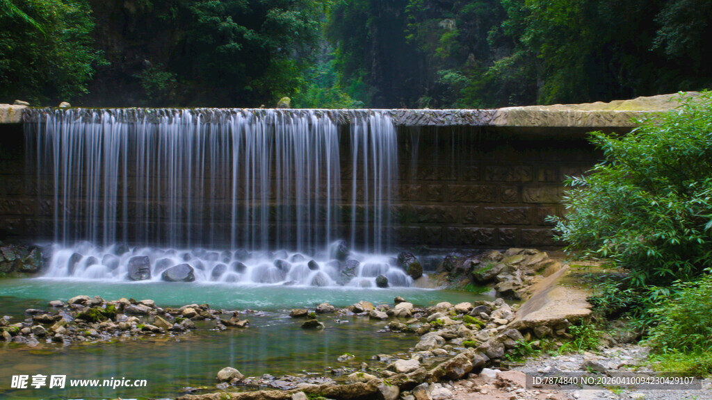 山间瀑布溪流自然美景