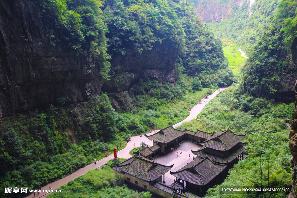 山谷中的古朴村落