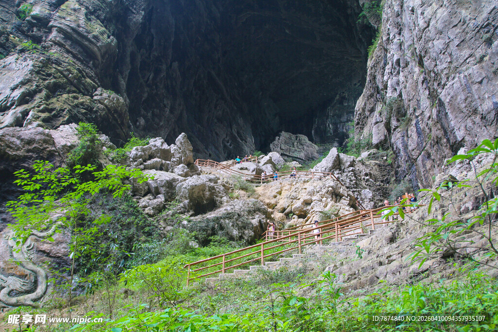 山间洞穴入口 绿植环绕