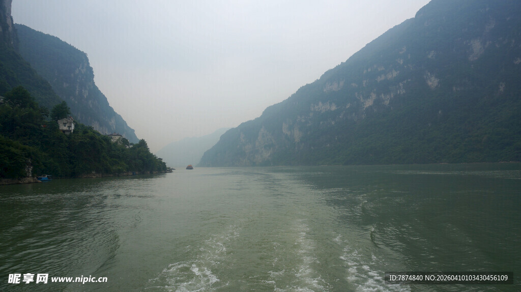 壮丽江景与两岸巍峨山峦