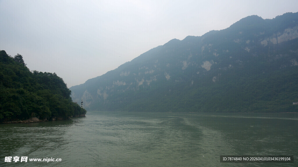 山水相依的静谧江景