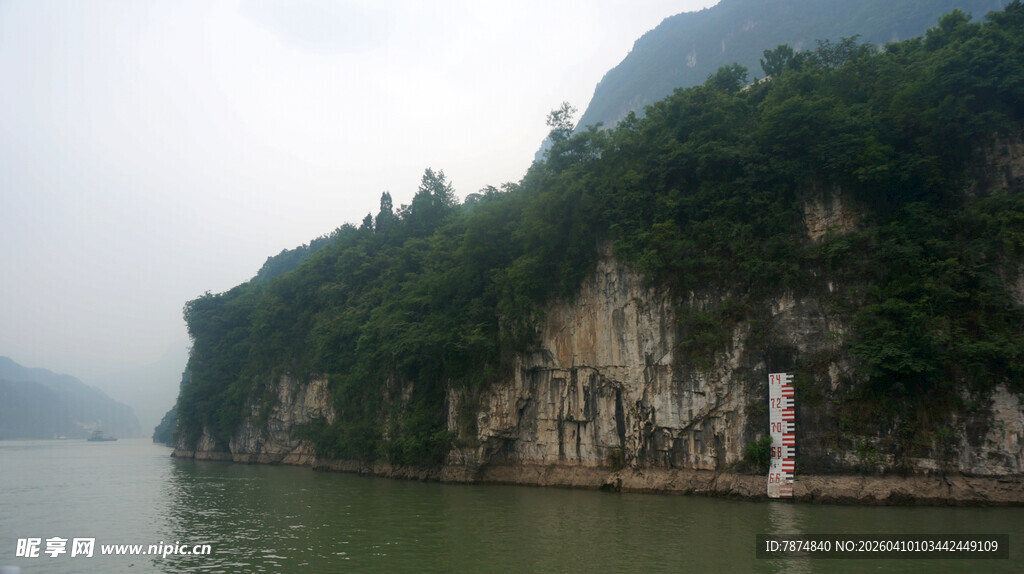 江边青山绿水风景图