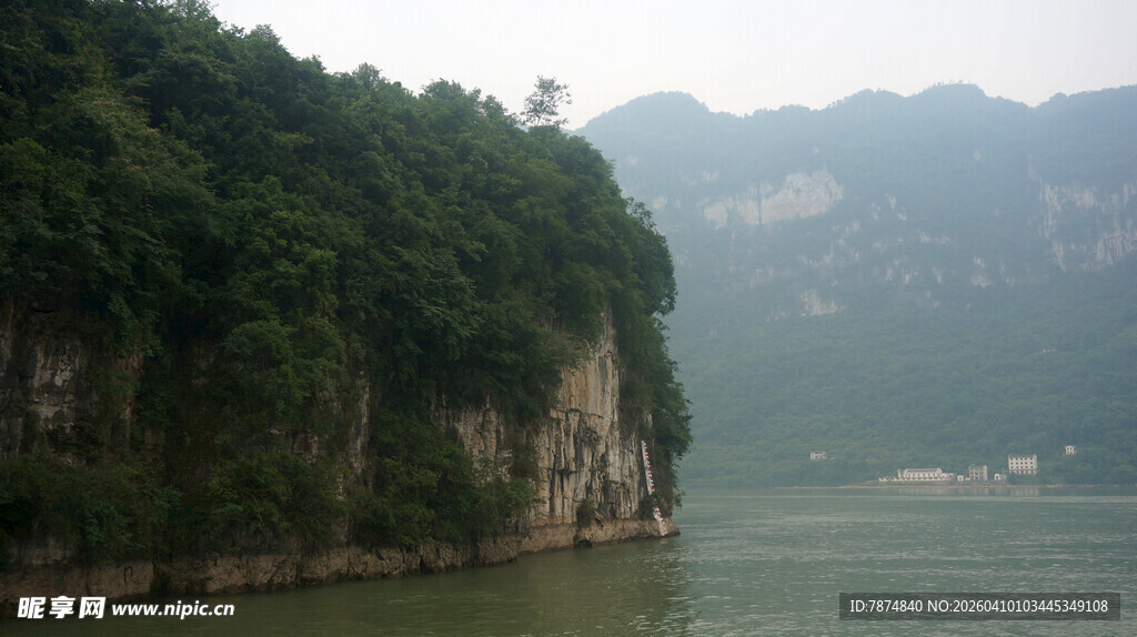 山水相依的壮丽江景