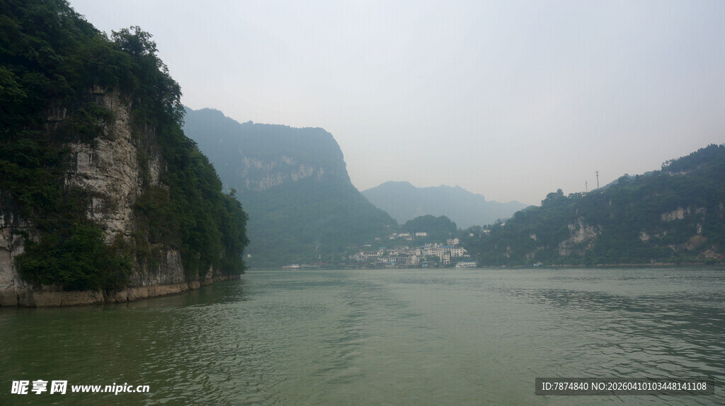 山水相依的秀丽江景