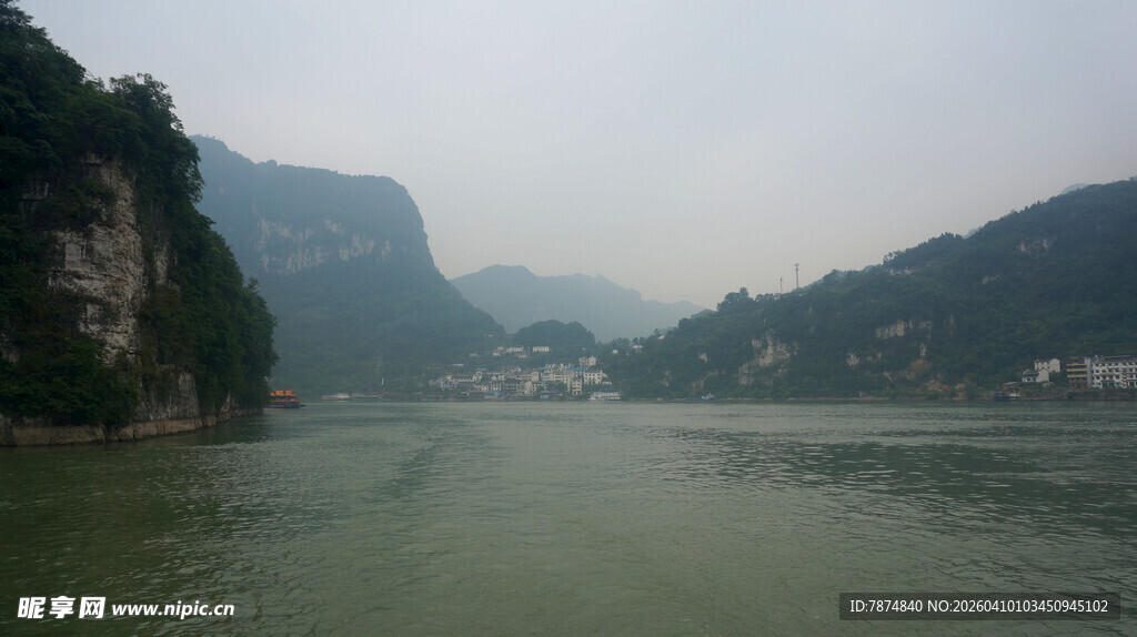 壮丽山水江景图