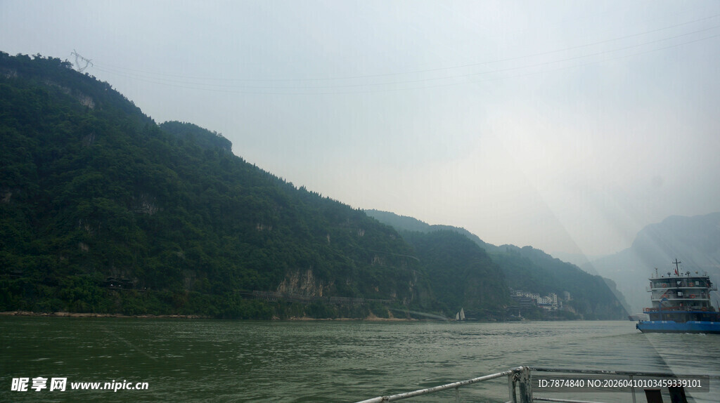 江景中的山峦与船只