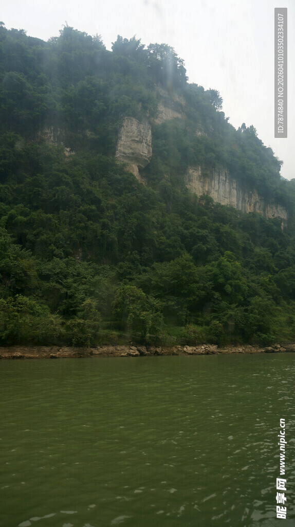 青山绿水间的宁静河岸