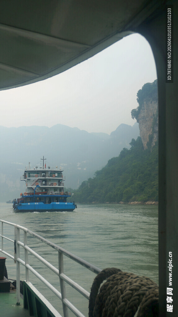 江景中航行的船只