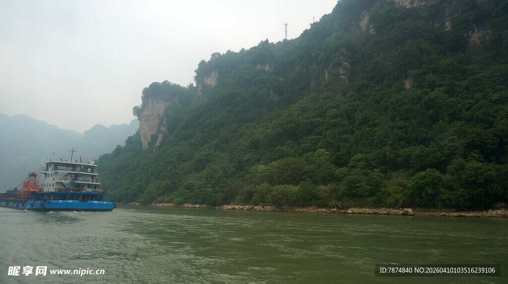 江上游船行于青山绿水间