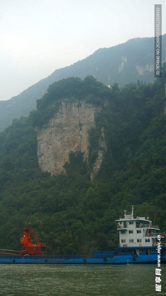 江景中航行的船只与山峦