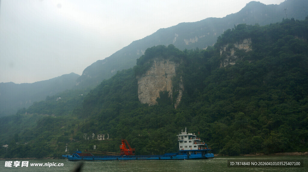 江上船只与青山景色