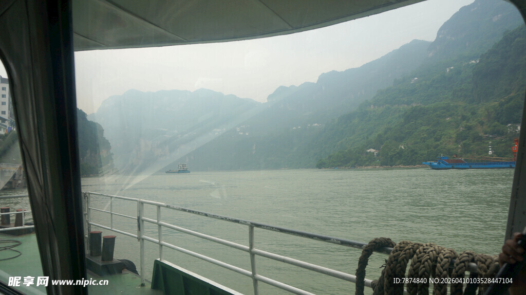 江景游船 远山近水风光