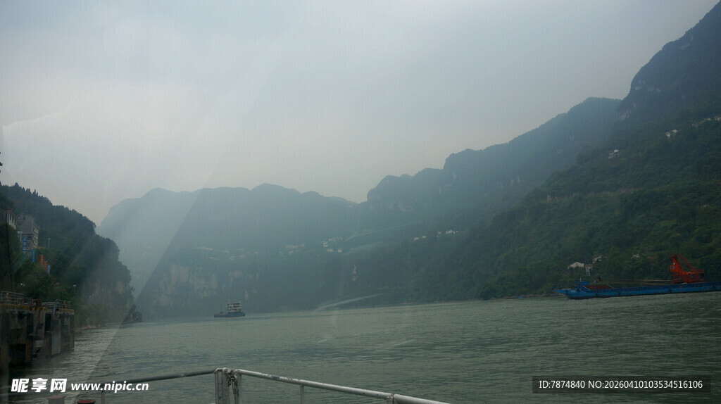 江上雾中景 远舟伴青山