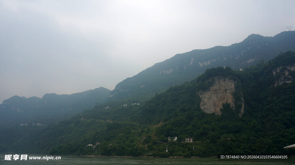 青山绿水间的秀丽风光