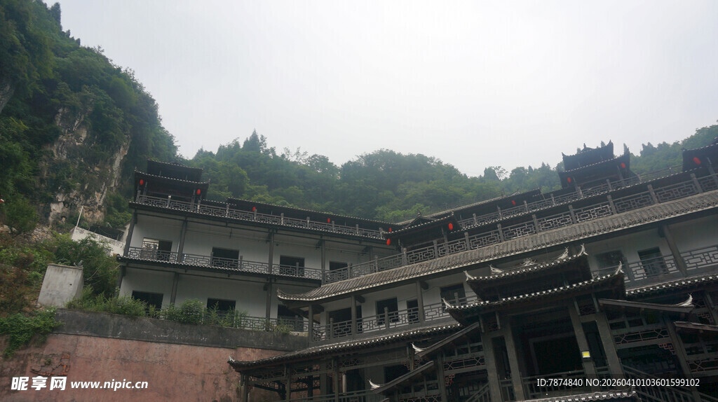 山间错落的古朴建筑群