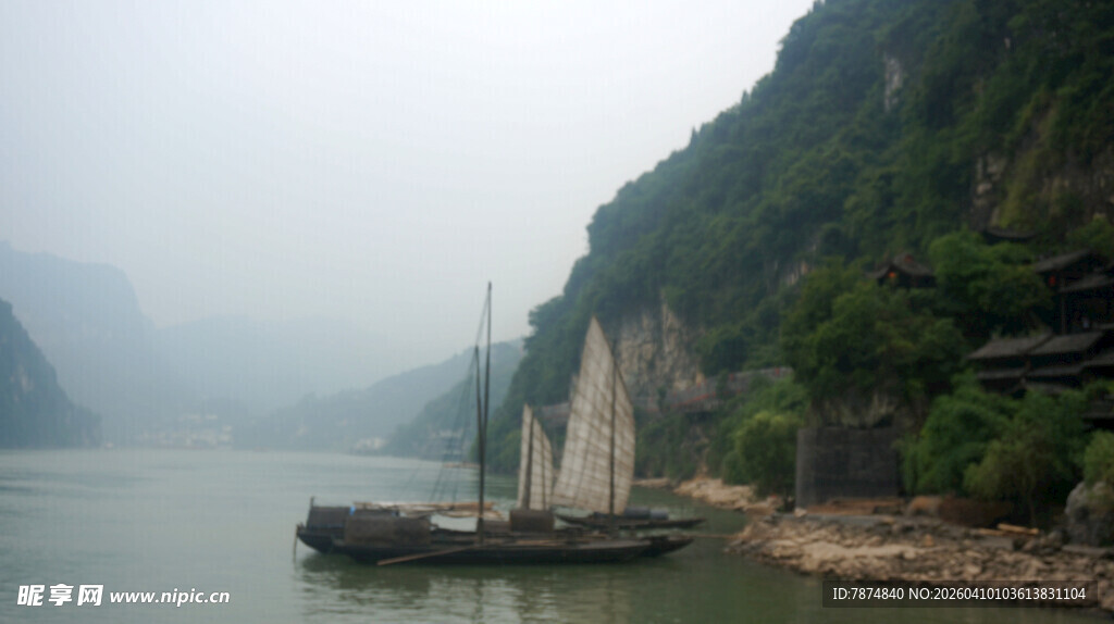 江上帆船伴青山美景