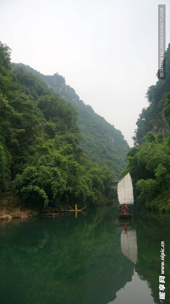 青山绿水间的孤舟美景