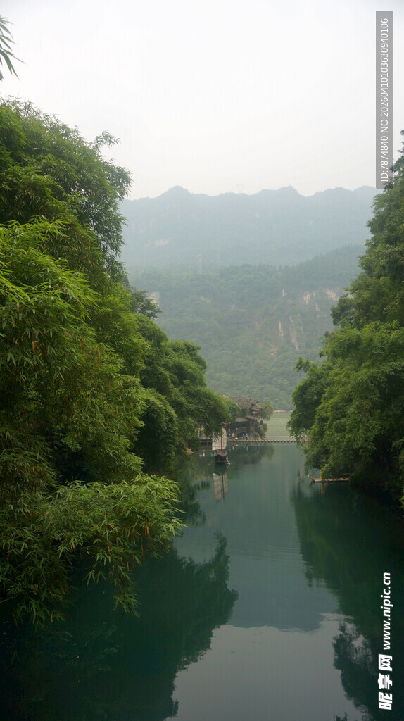 青山绿水间的静谧河道