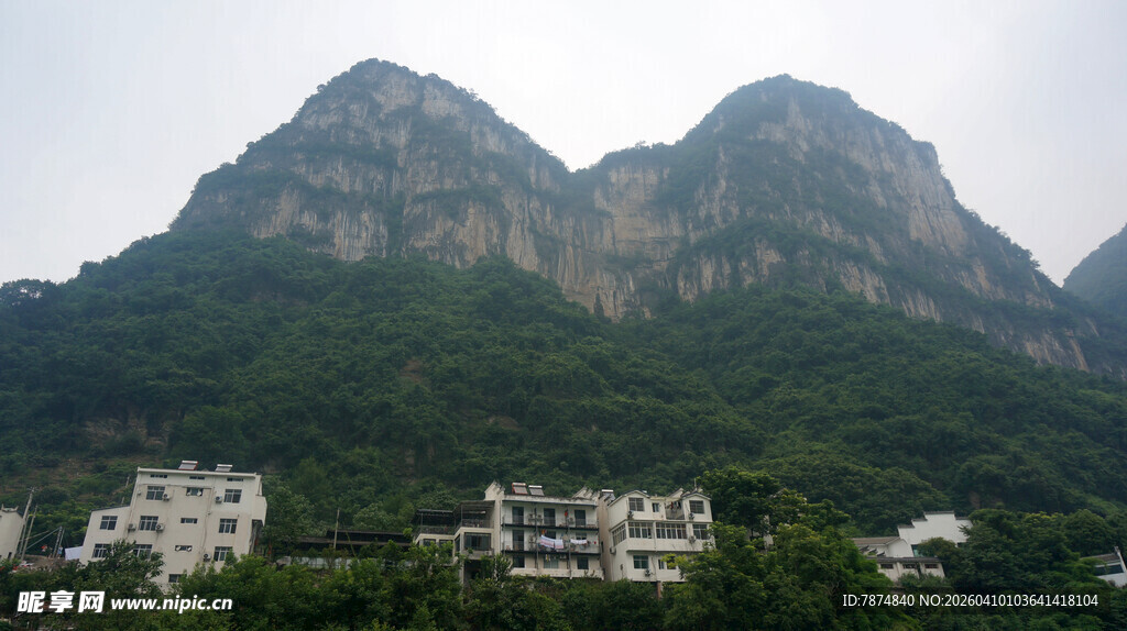 山间别墅隐于葱郁山峦间