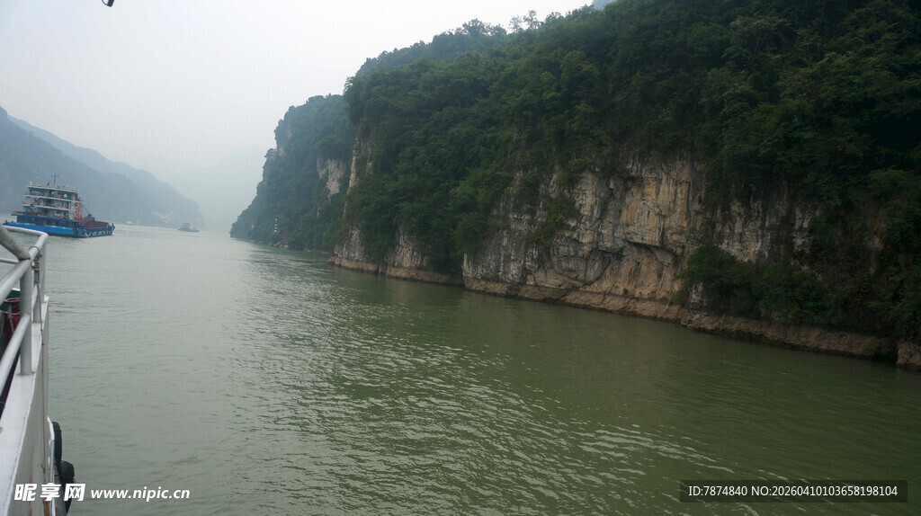 乘船赏两岸青山绿水风光