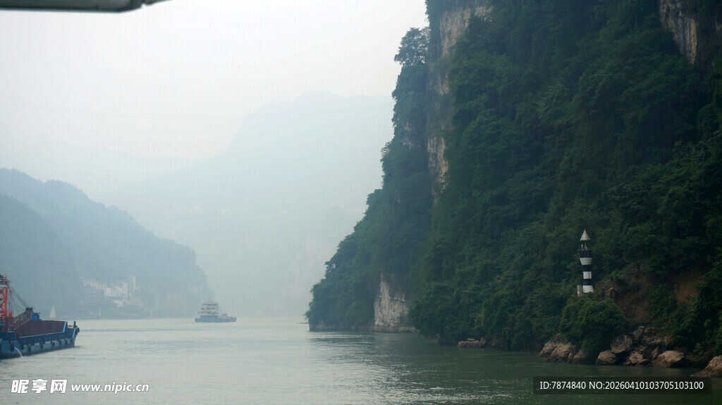 壮丽江景中的船只穿梭
