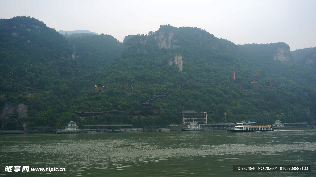 山水相依的壮丽江景
