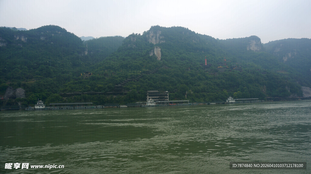 山水相依的自然美景