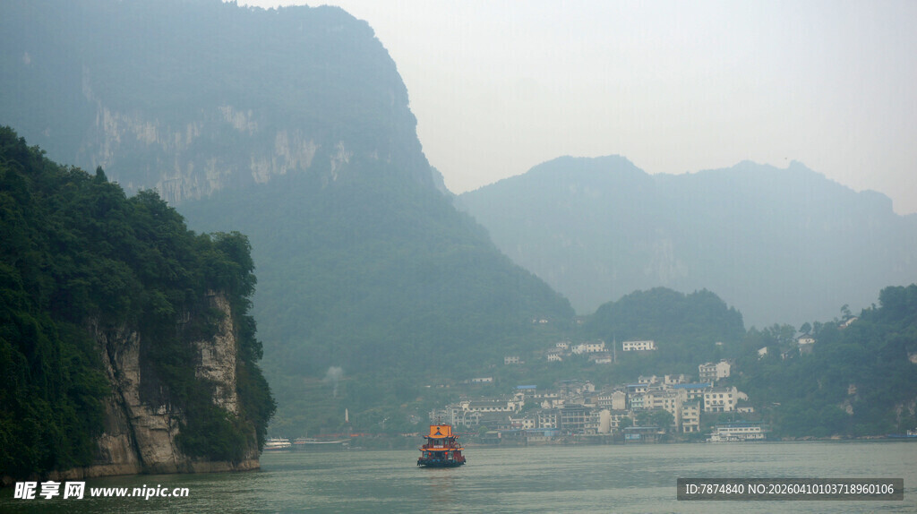 江上孤舟伴青山