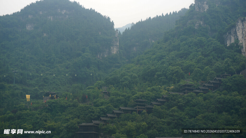 青山翠岭间的秀丽风光