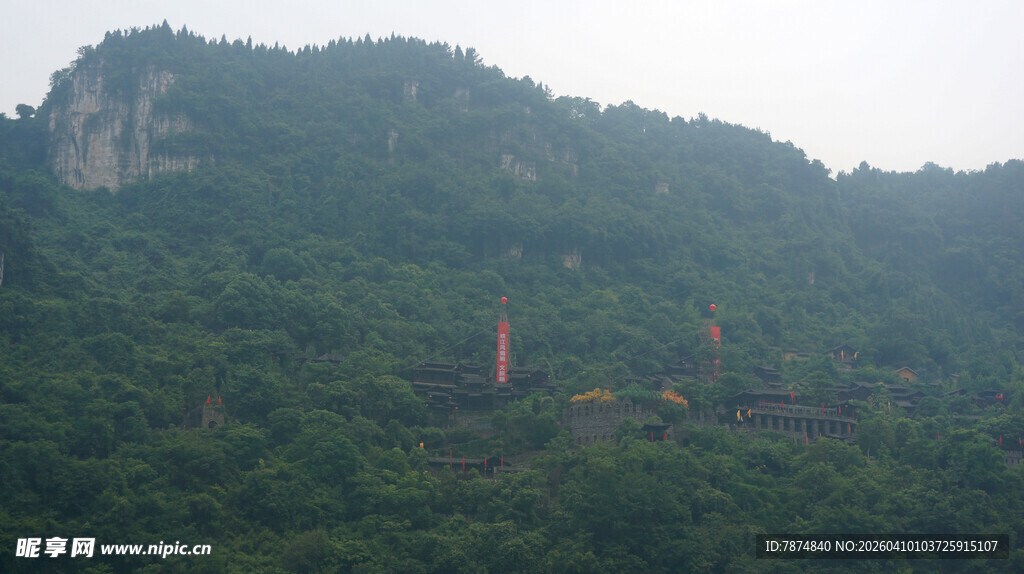 山林间的神秘红色建筑