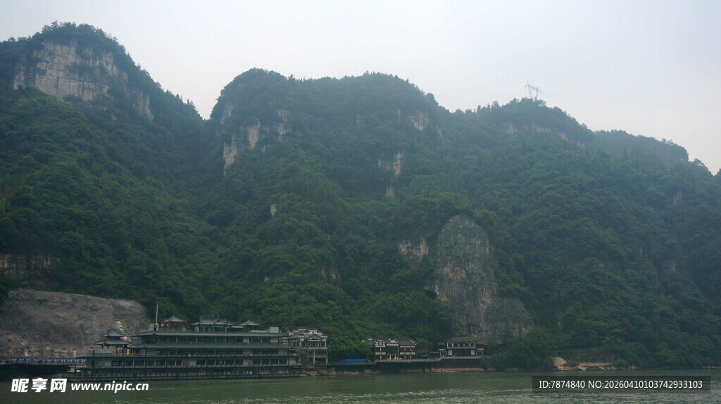 青山绿水间的秀丽风光