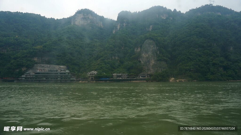 山水相依的静谧江景