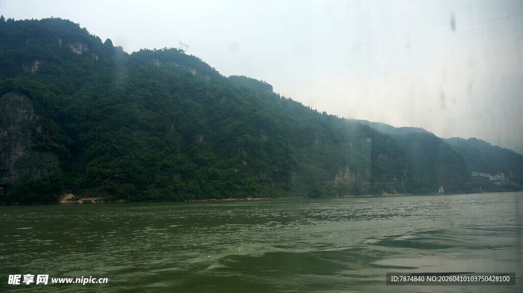 青山绿水间的江河风光