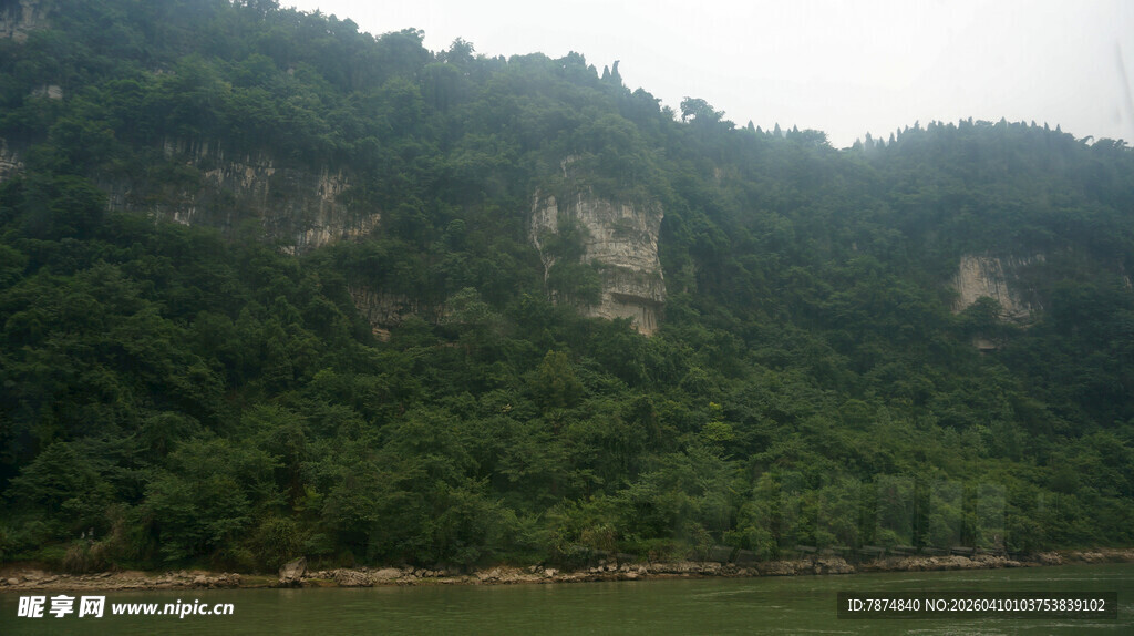青山绿水间的自然美景