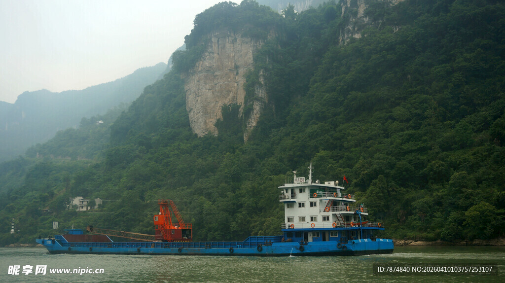 江面上航行的货船与青山