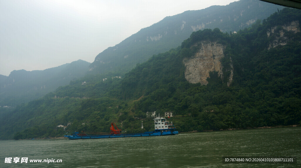 江上青山间的船只风景