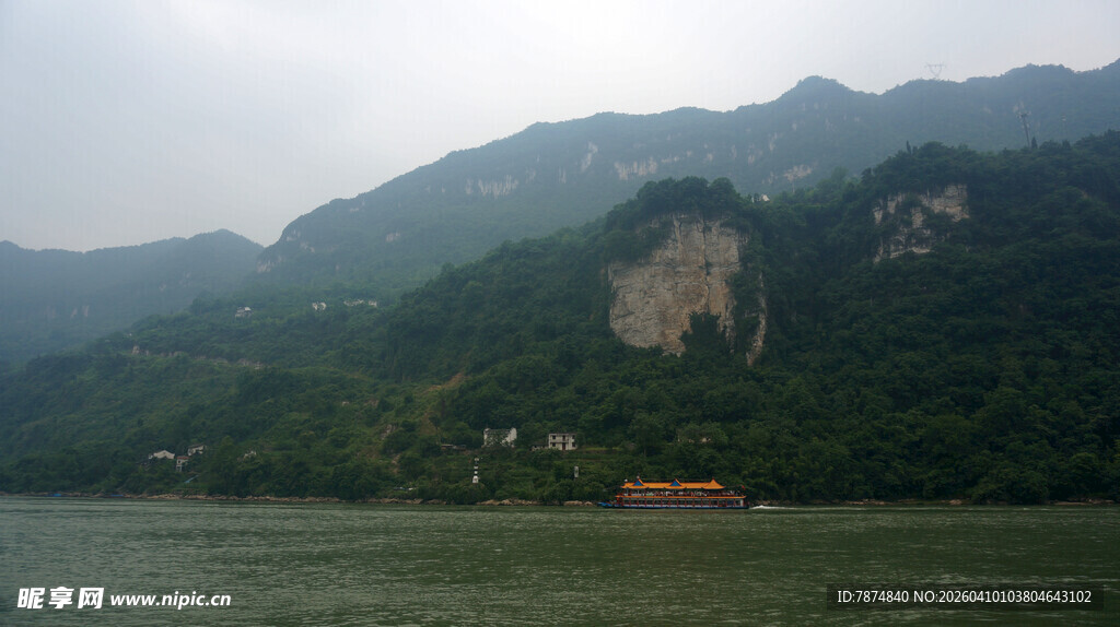 山水相依的秀丽江景